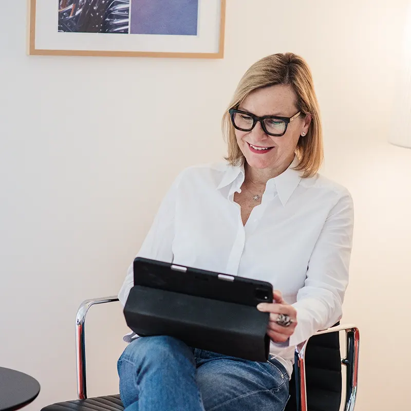 Daniela Blumenwitz mit Tablet im Gespräch