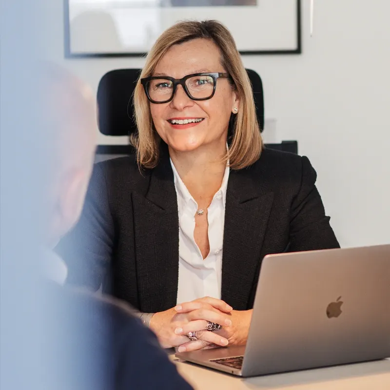 Daniela Blumenwitz am Besprechungstisch