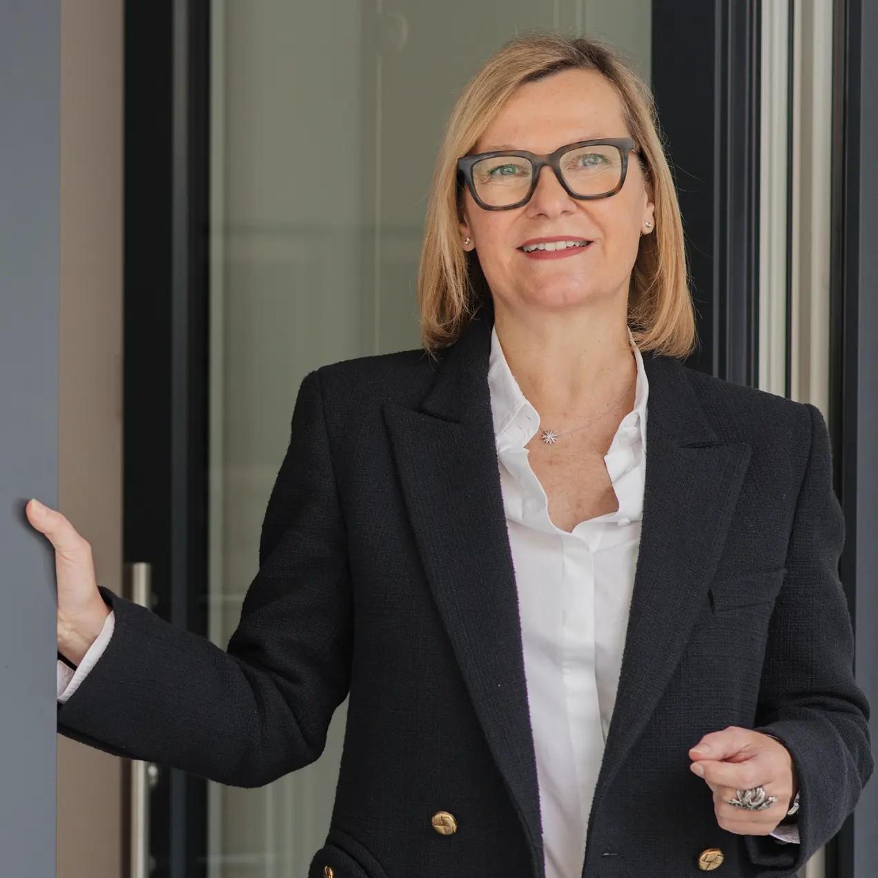 Daniela Blumenwitz an einer geöffneten Glastür, München